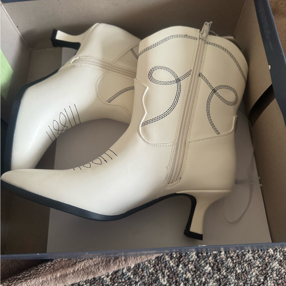 Universal Thread White Heeled Boots Western Style